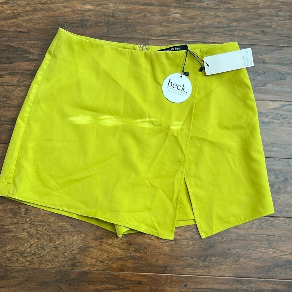 Strut & Bolt Green/Yellow Skort NWT
